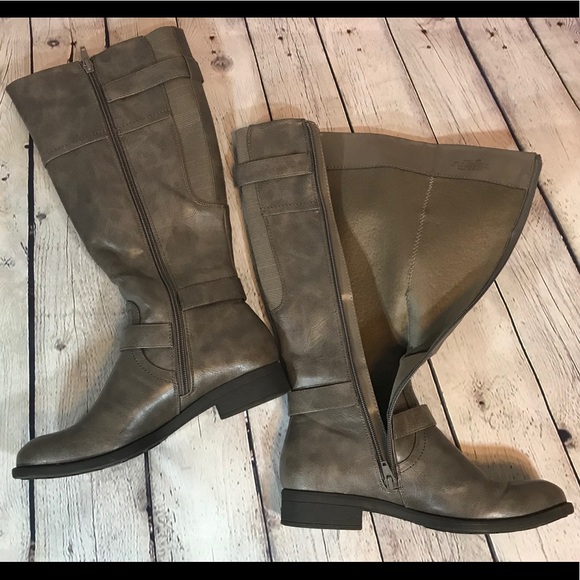 Grey vegan leather knee high zip up boots low heel - Picture 2 of 8